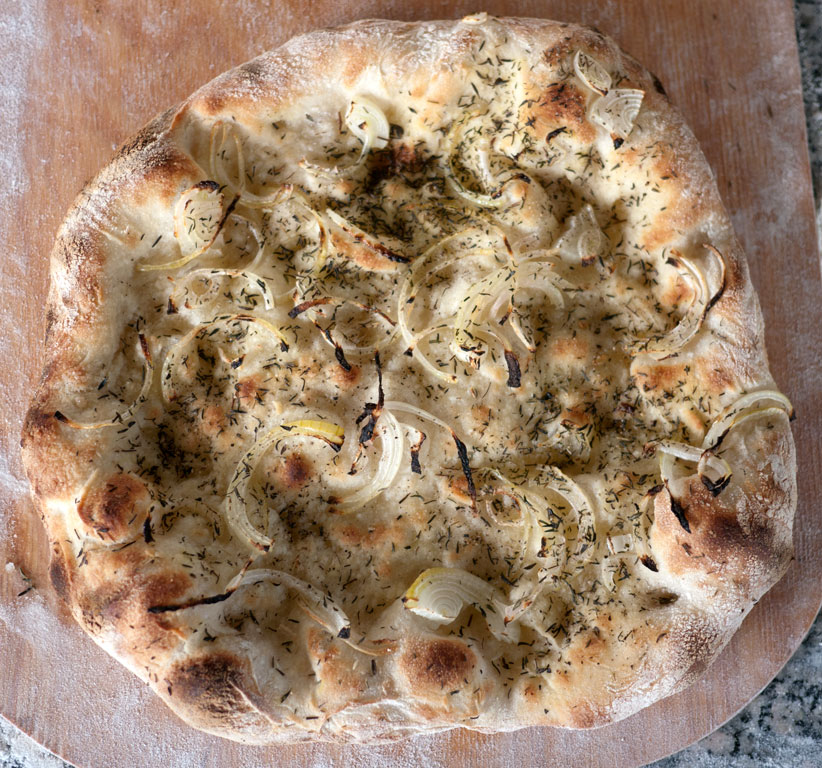 Pizza med løg, olie og timian