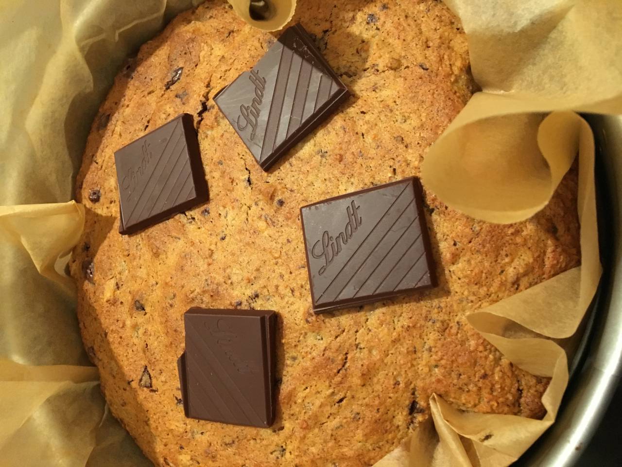 Fordel den smeltede chokolade rundt på overfladen