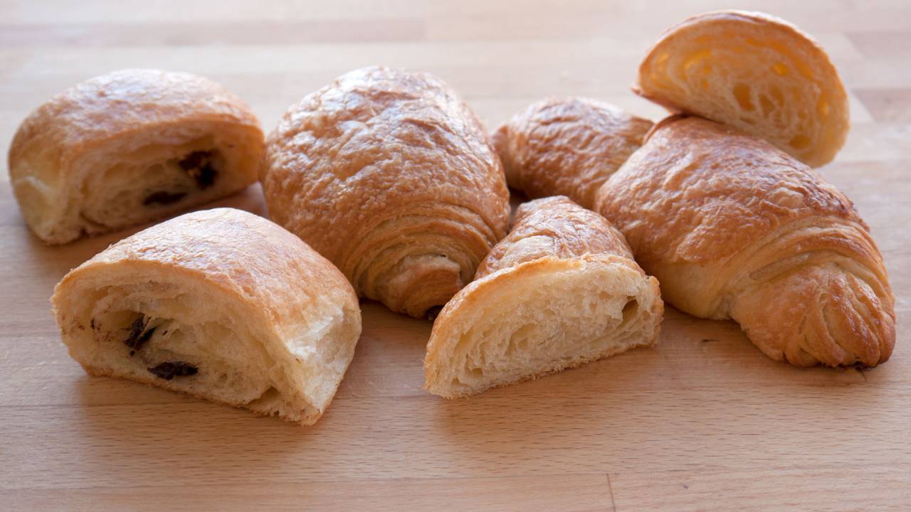Croissant og pain au chocoat - gennemskåret