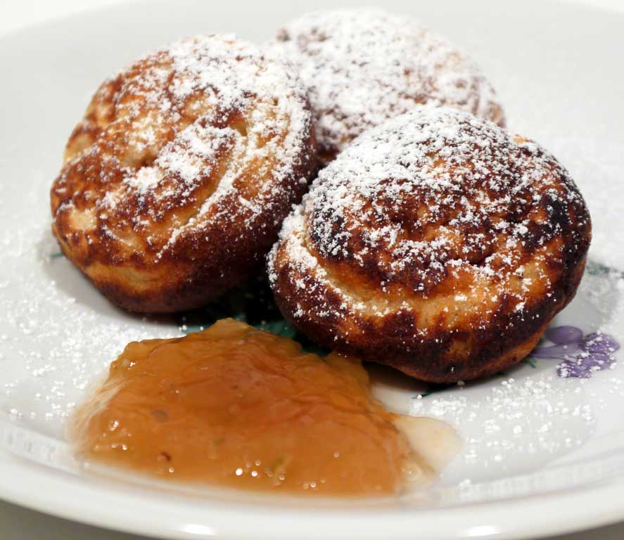 Æbleskiver med flormelis og hybenmarmelade