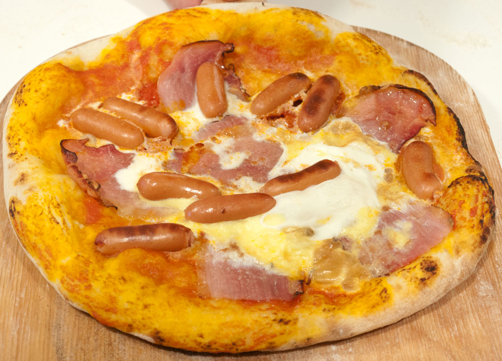 Morgenmadspizza m. bacon, æg og pølser ...