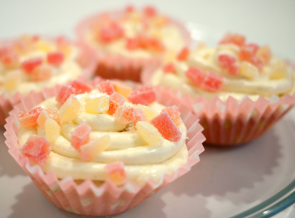Vanille cupcakes m. vanille smørcreme og syrlig vingummi topping