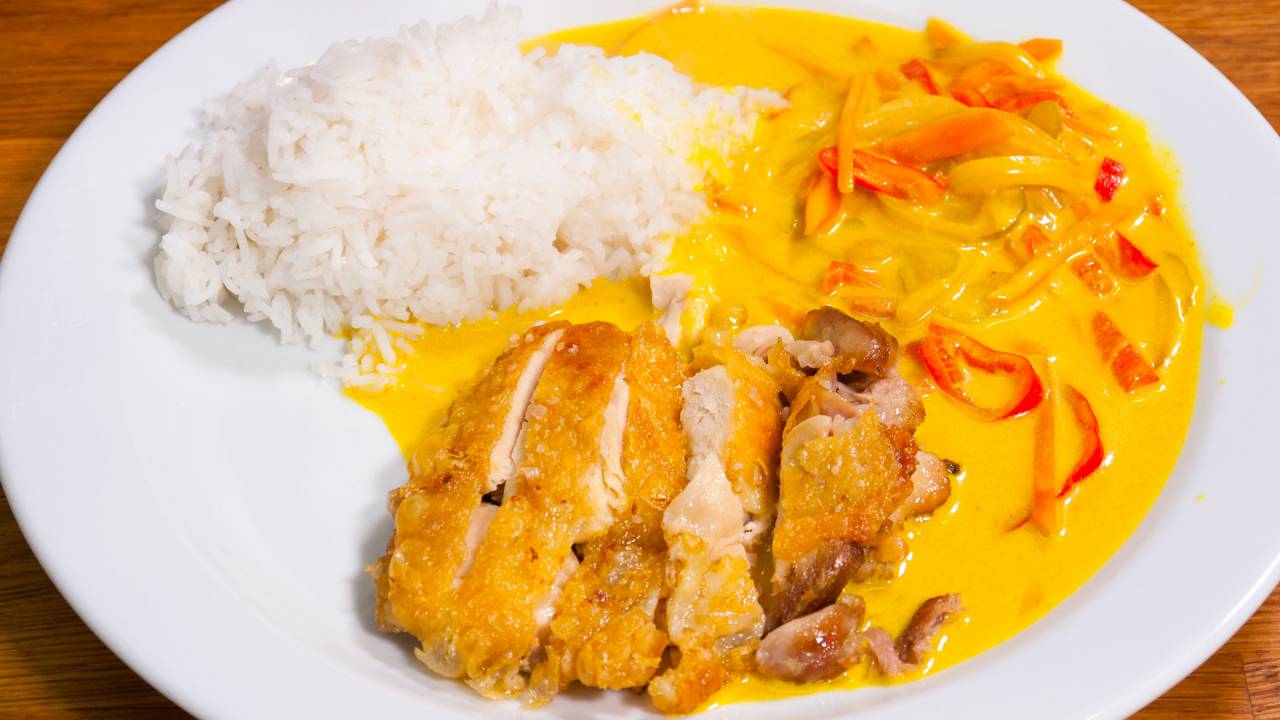 Crispy chicken with rice and curry sauce
