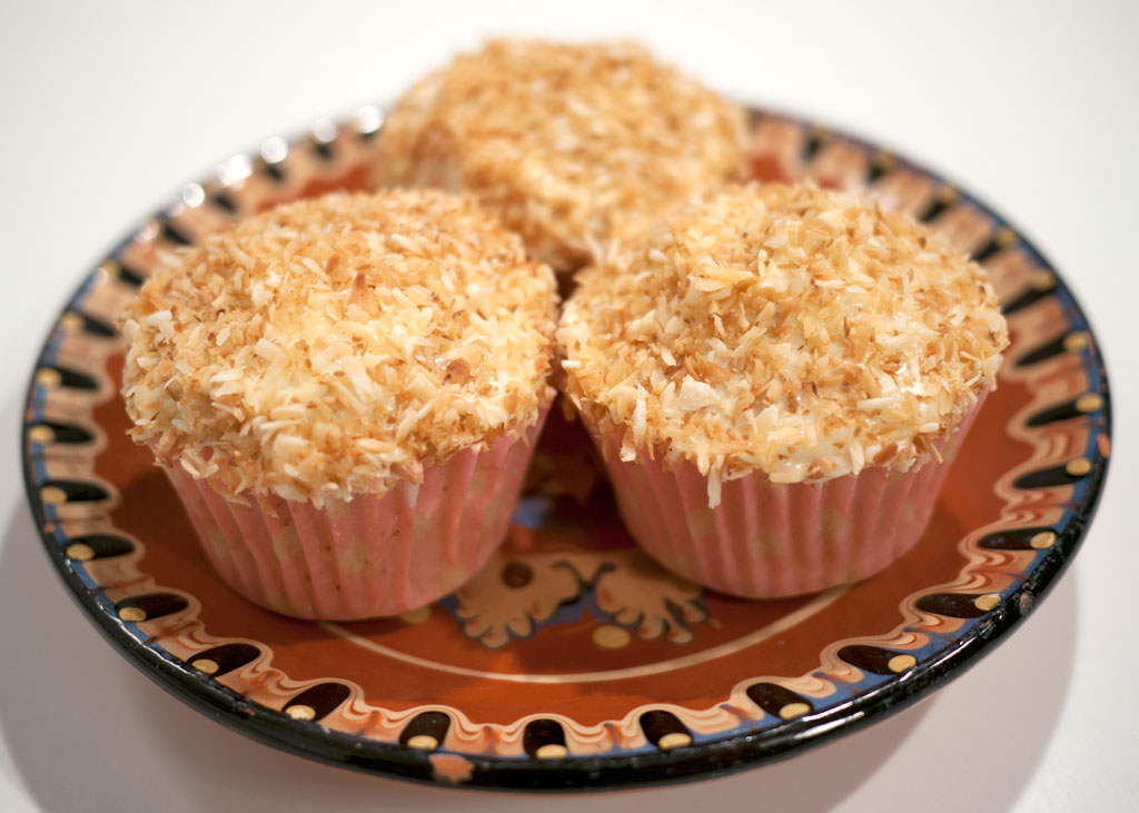 Cupcakes med kokos, kokos smørcreme og ristet kokos