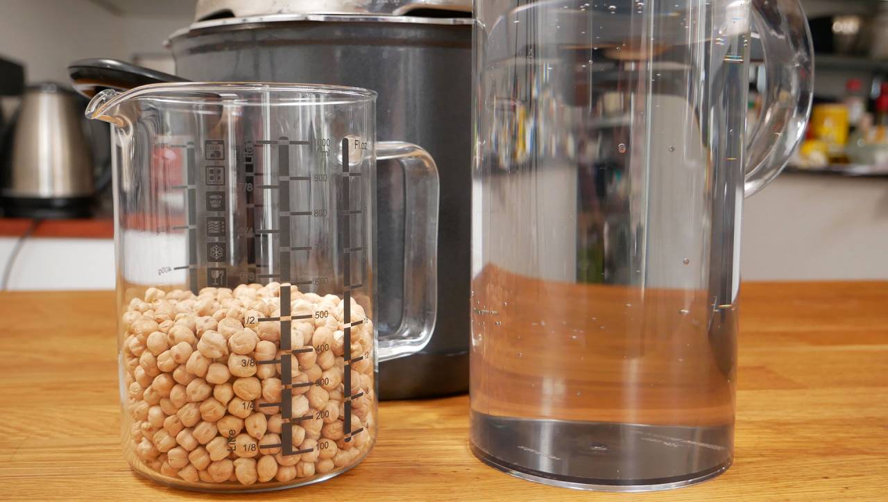 Uncooked chickpeas