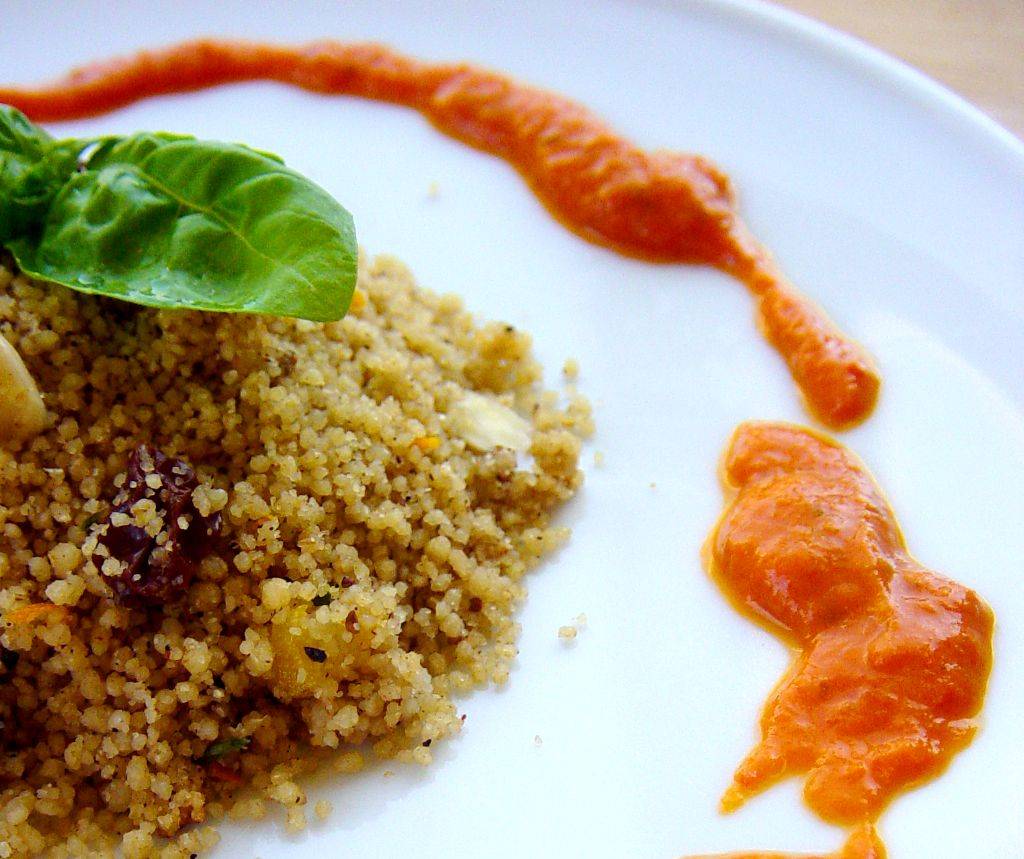 Sauce af rød peberfrugt, serveret til couscous.