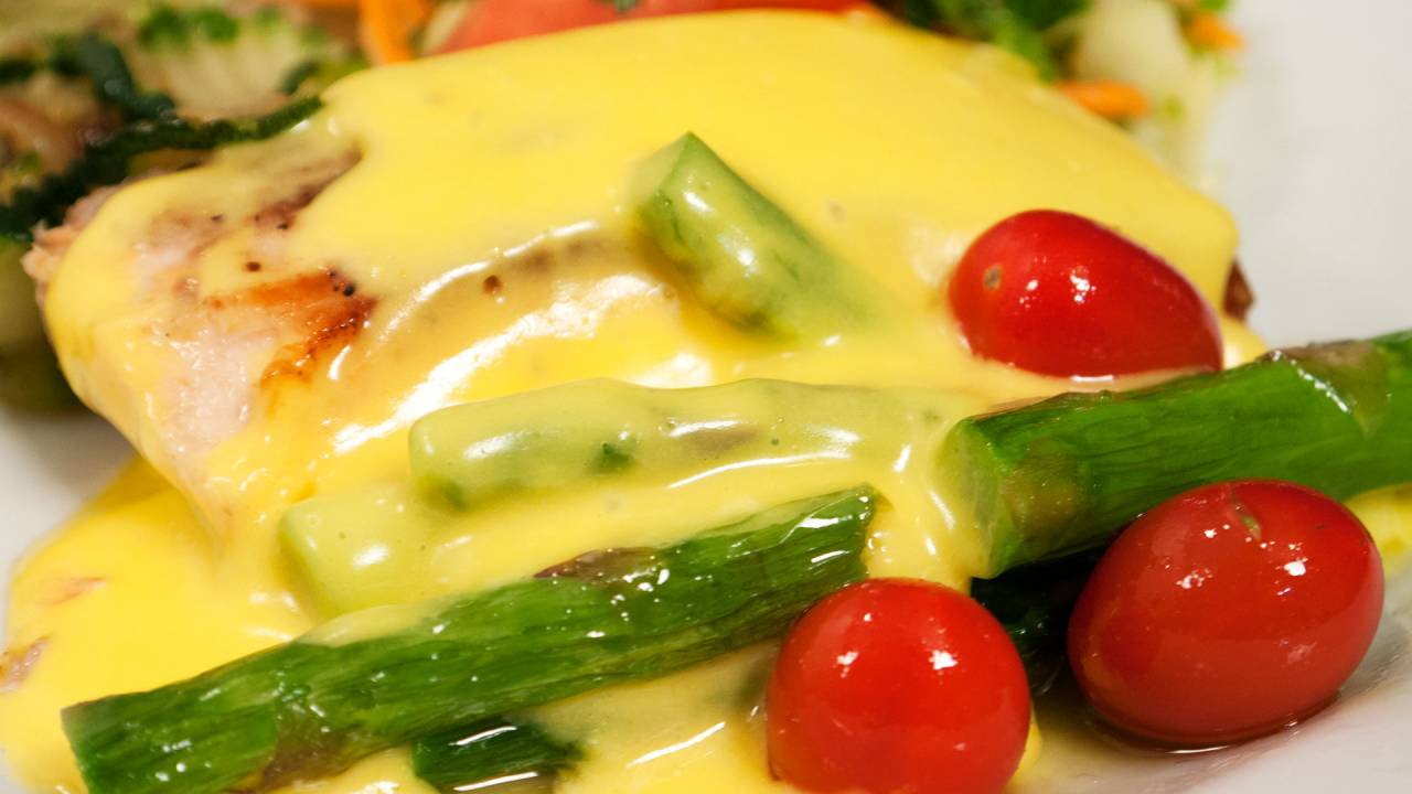 Hollandaise på stegt laks med asparges og tomater.