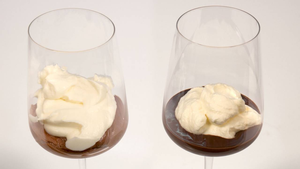 To udgaver af den enkle chokolademousse