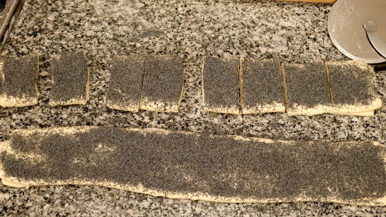 Birkes penslet med æg, drysset med birkes og delt i 8.