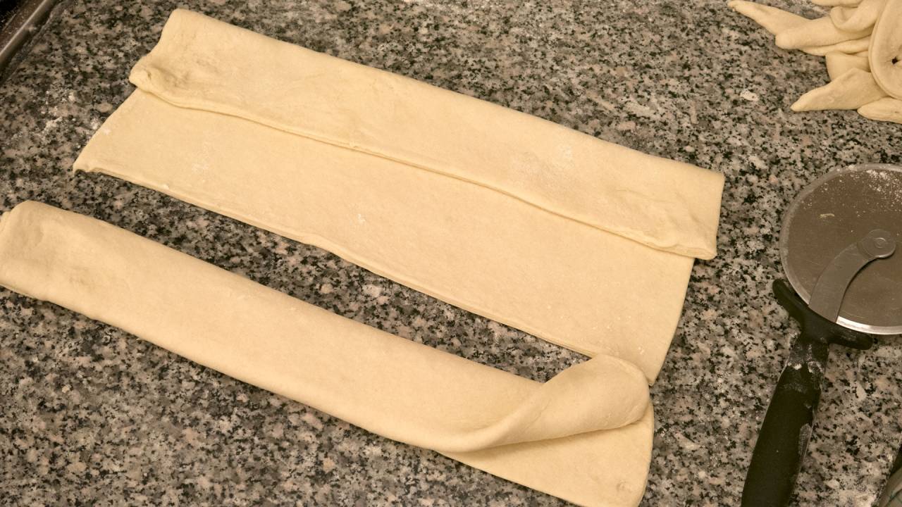 2 halve stykker wienerdej foldet i 3 lag til almindelige birkes. på den lange led.