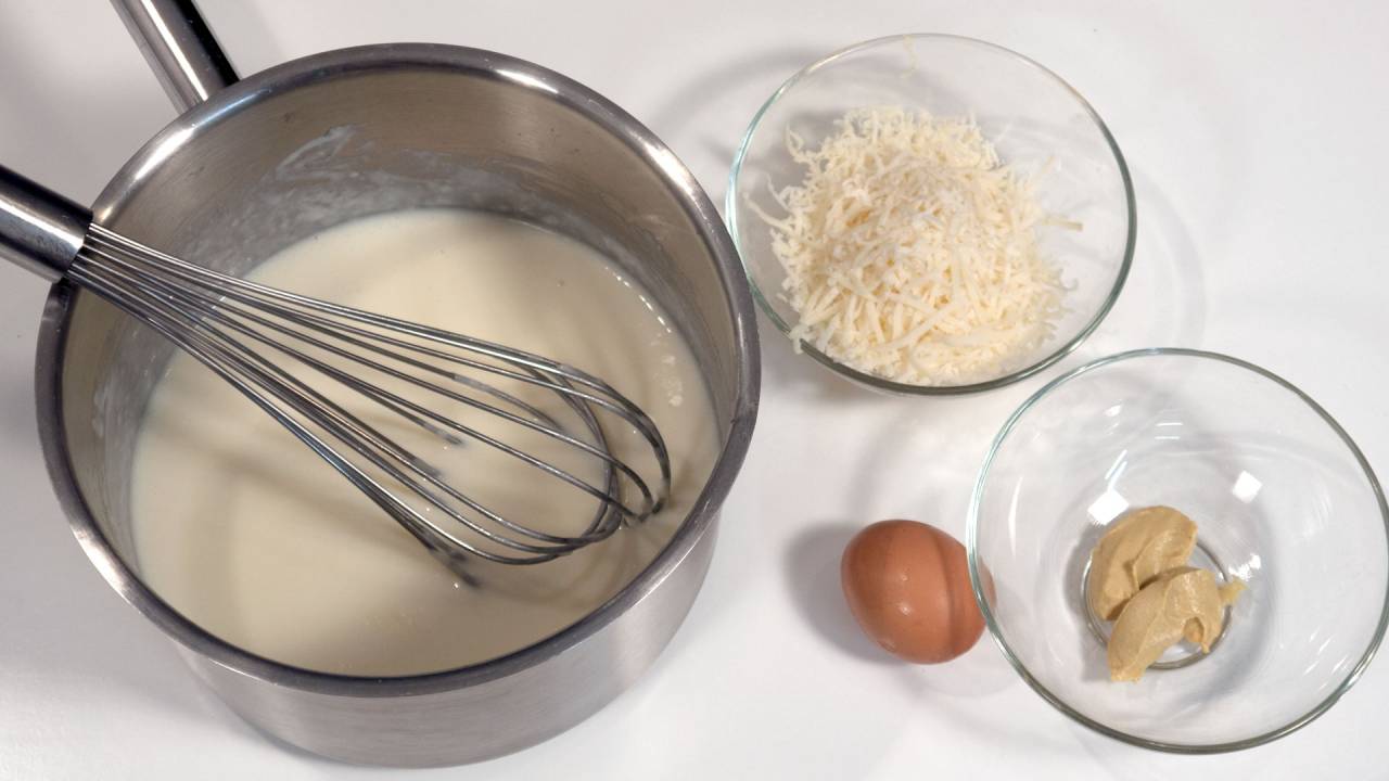 Ingredienser til mornay sauce / ostesovs