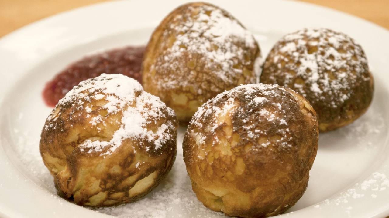 Her er en portion æbleskiver jeg lavede glutenfri. I stedet for 240 g hvedemel brugte jeg 120 g mandelmel og 120 g majsmel. De blev faktisk en smule bedre end normalt.